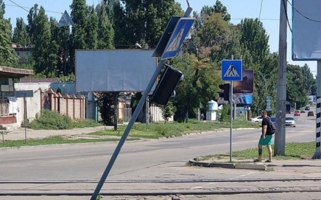 Результат непогоды в Николаеве: упавшие деревья, погнутые дорожные знаки и сорванные крыши Фото № 2 Результат непогоды в Николаеве: упавшие деревья, погнутые дорожные знаки и сорванные крыши Фото № 2