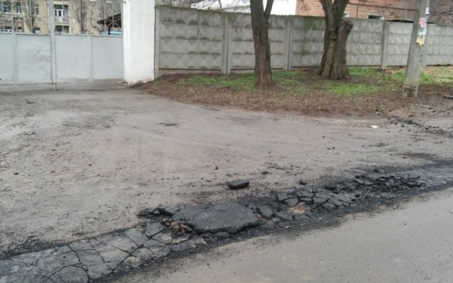 В Николаеве раскрошился «асфальт», который был уложен в дождь накануне Фото № 0 В Николаеве раскрошился «асфальт», который был уложен в дождь накануне Фото № 0