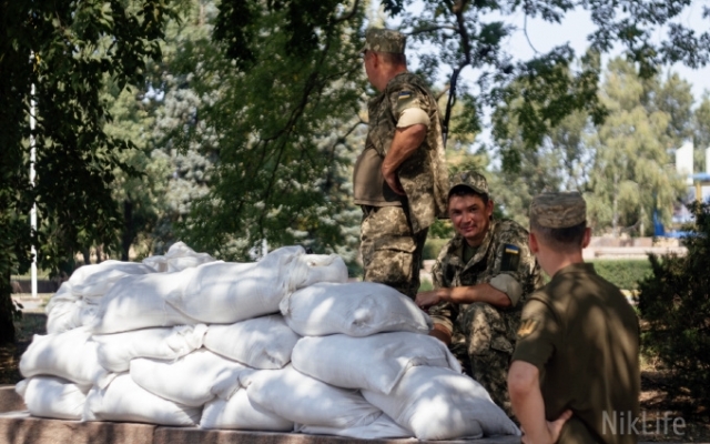 Колючей проволокой и блокпостами перекрыты подходы к Николаевской ОГА Фото № 3 Колючей проволокой и блокпостами перекрыты подходы к Николаевской ОГА Фото № 3