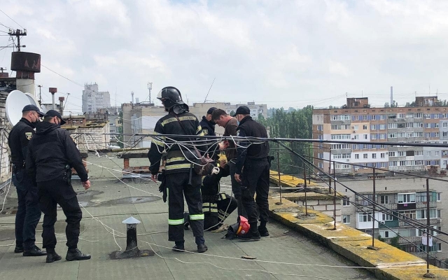 В Николаеве спасли мужчину, который потерял ключи и решил попасть в квартиру через балкон на 9 этаже Фото № 0 В Николаеве спасли мужчину, который потерял ключи и решил попасть в квартиру через балкон на 9 этаже Фото № 0