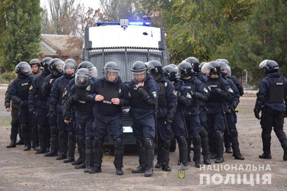 Николаевские полицейские и бойцы Нацгвардии провели учения на случай массовых беспорядков возле Николаевского горсовета Фото № 0 Николаевские полицейские и бойцы Нацгвардии провели учения на случай массовых беспорядков возле Николаевского горсовета Фото № 0