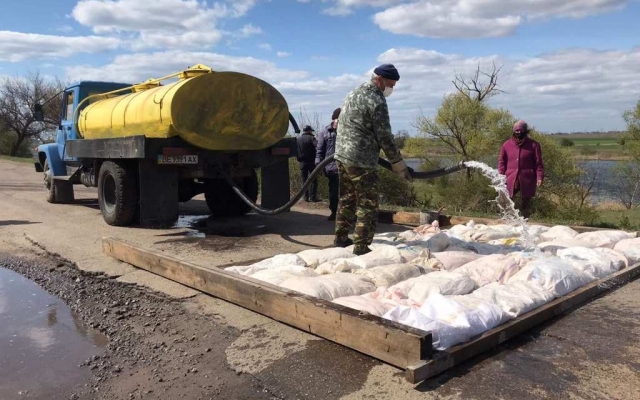 В Вознесенском районе перекрыли дороги и установили дезинфектор для автомобилей Фото № 2 В Вознесенском районе перекрыли дороги и установили дезинфектор для автомобилей Фото № 2