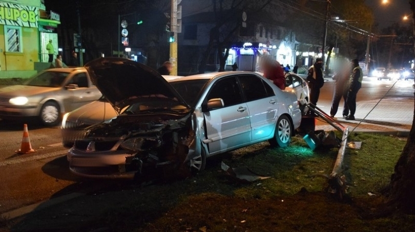 ДТП в Николаеве, столкнувшиеся автомобили снесли светофор в центре Фото № 0 ДТП в Николаеве, столкнувшиеся автомобили снесли светофор в центре Фото № 0