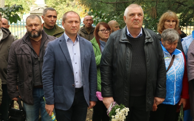 В Николаеве открыли мемориальную доску Николаю Гуцаленко, который погиб во время проведения антитеррористической операции Фото № 0 В Николаеве открыли мемориальную доску Николаю Гуцаленко, который погиб во время проведения антитеррористической операции Фото № 0