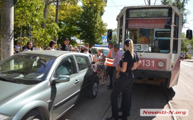 На Потемкинской автомобиль заблокировал движение электротранспорта Фото № 2 На Потемкинской автомобиль заблокировал движение электротранспорта Фото № 2