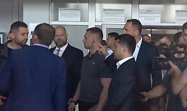 Президент Украины осмотрел трассу Н-14 и приехал на Николаевский судостроительный завод, чтобы обсудить судьбу крейсера «Украина» Фото № 21 Президент Украины осмотрел трассу Н-14 и приехал на Николаевский судостроительный завод, чтобы обсудить судьбу крейсера «Украина» Фото № 21