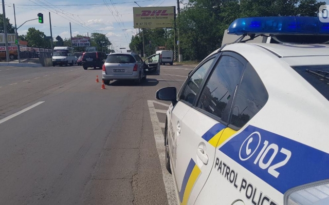 На Херсонском шоссе в Николаеве не смогли разминуться две иномарки Фото № 0 На Херсонском шоссе в Николаеве не смогли разминуться две иномарки Фото № 0