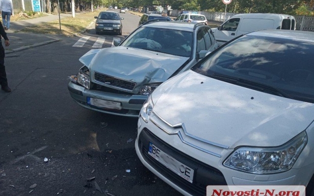 В Николаеве на Николаевской столкнулись два автомобиля Фото № 2 В Николаеве на Николаевской столкнулись два автомобиля Фото № 2