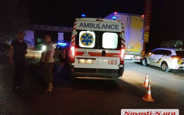 В Николаеве пешехода сбила сначала легковушка, затем микроавтобус: мужчина погиб на месте Фото № 3 В Николаеве пешехода сбила сначала легковушка, затем микроавтобус: мужчина погиб на месте Фото № 3