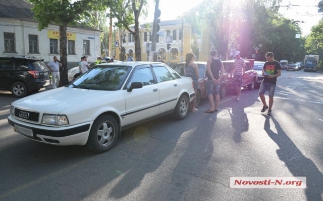 На Пушкинской столкнулись сразу четыре автомобили, образовав своеобразный паровозик Фото № 2 На Пушкинской столкнулись сразу четыре автомобили, образовав своеобразный паровозик Фото № 2