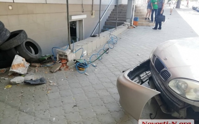 На Пушкинской автомобиль вылетел на тротуар и врезался в фасад магазина Фото № 0 На Пушкинской автомобиль вылетел на тротуар и врезался в фасад магазина Фото № 0