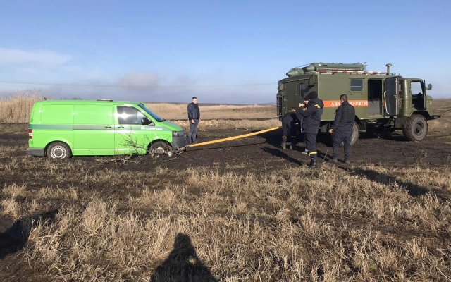 На Николаевщине микроавтобус застрял на бездорожье: помогли спасатели Фото № 0 На Николаевщине микроавтобус застрял на бездорожье: помогли спасатели Фото № 0