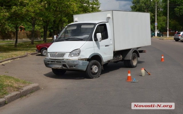 На улице Строителей произошла авария с участием хлебного фургона и кроссовера Фото № 4 На улице Строителей произошла авария с участием хлебного фургона и кроссовера Фото № 4