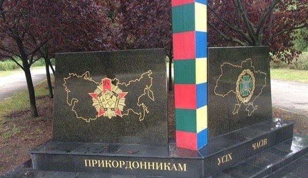 В Николаеве пожилая женщина разрисовала свастикой Памятник пограничникам Фото № 1 В Николаеве пожилая женщина разрисовала свастикой Памятник пограничникам Фото № 1