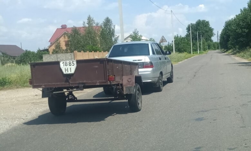 Из машины с прицепом постоянно вываливают мусор в в Галицыновском лесу Фото № 0 Из машины с прицепом постоянно вываливают мусор в в Галицыновском лесу Фото № 0