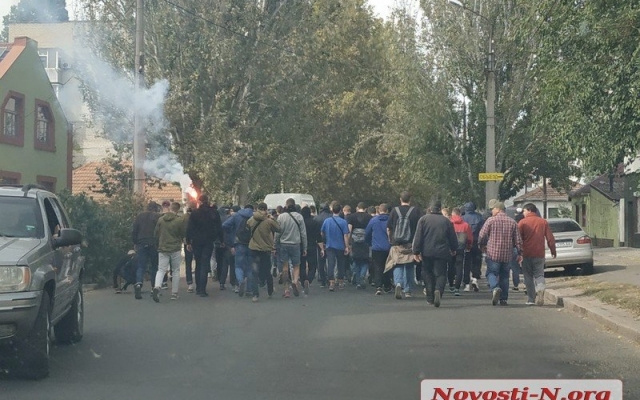 В центре Николаева фанаты одесской команды «Черноморец» устроили факельное шествие Фото № 1 В центре Николаева фанаты одесской команды «Черноморец» устроили факельное шествие Фото № 1