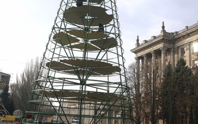 В Николаеве начали устанавливать городскую елку Фото № 0 В Николаеве начали устанавливать городскую елку Фото № 0