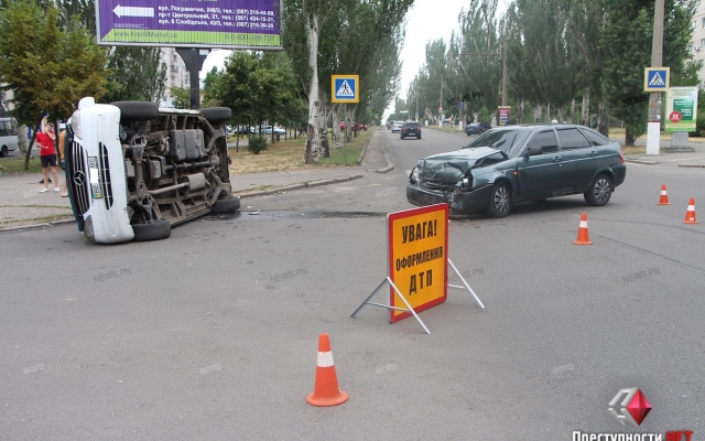 В Николаеве на перекрестке «Lada» протаранила «Mercedes» Фото № 0 В Николаеве на перекрестке «Lada» протаранила «Mercedes» Фото № 0