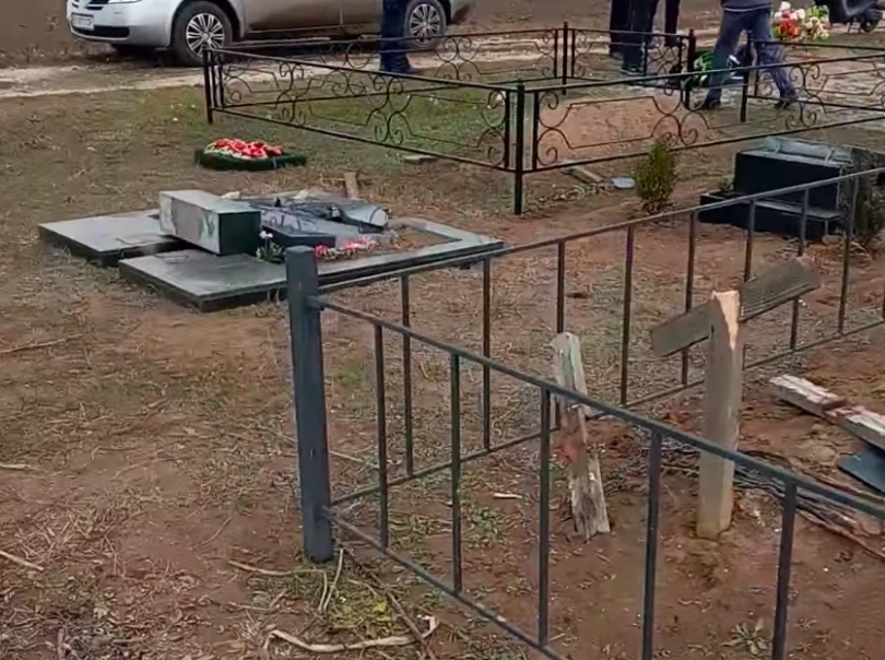 На Николаевщине 22-летний парень напился и устроил погром на кладбище - разрушено больше сотни памятников (видео) Фото № 2 На Николаевщине 22-летний парень напился и устроил погром на кладбище - разрушено больше сотни памятников (видео) Фото № 2