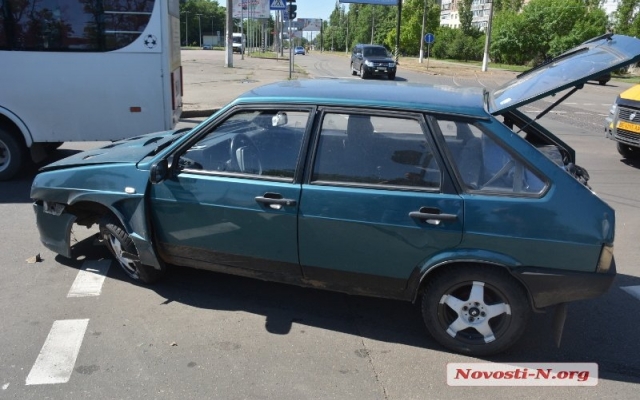 На Центральном проспекте автомобиль врезался в бордюр Фото № 1 На Центральном проспекте автомобиль врезался в бордюр Фото № 1
