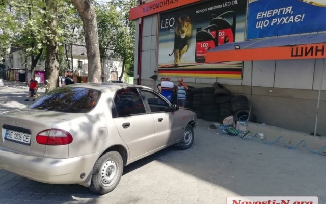 На Пушкинской автомобиль вылетел на тротуар и врезался в фасад магазина Фото № 3 На Пушкинской автомобиль вылетел на тротуар и врезался в фасад магазина Фото № 3