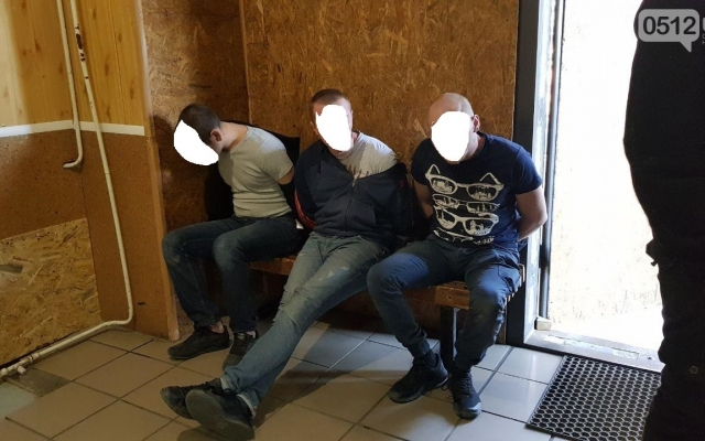 На Крылова трое мужчин напали на сотрудника патрульной полиции Фото № 0 На Крылова трое мужчин напали на сотрудника патрульной полиции Фото № 0