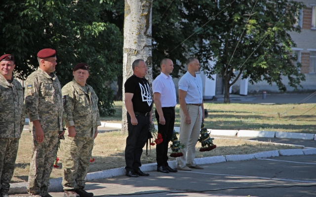 Жители Николаева почтили память павших десантников Фото № 2 Жители Николаева почтили память павших десантников Фото № 2
