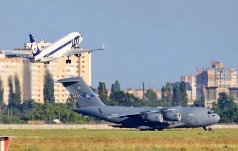 В Украину прилетели военные самолеты НАТО Фото № 2 В Украину прилетели военные самолеты НАТО Фото № 2