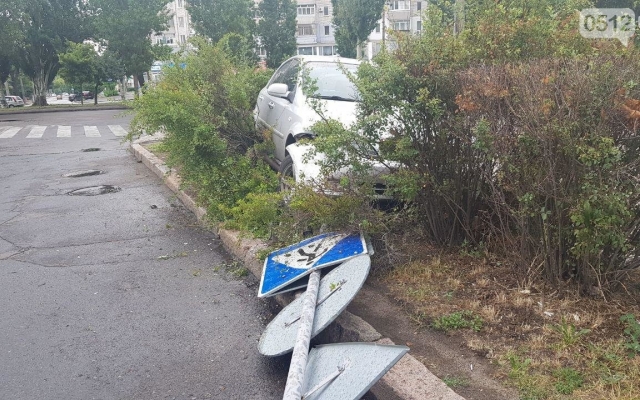 На Центральном проспекте автомобиль сбил дорожный знак и вылетел на зеленую зону тротуара Фото № 5 На Центральном проспекте автомобиль сбил дорожный знак и вылетел на зеленую зону тротуара Фото № 5