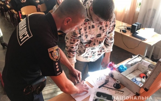 Криминалисты рассказали школьникам Николаевщины, как проводить дактилоскопическую экспертизу Фото № 1 Криминалисты рассказали школьникам Николаевщины, как проводить дактилоскопическую экспертизу Фото № 1