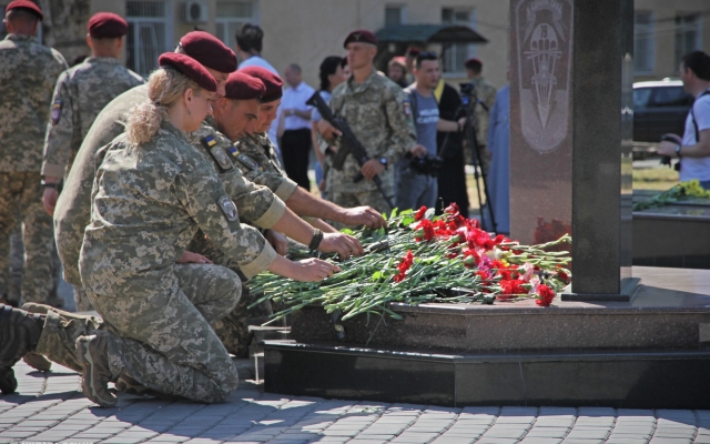 Жители Николаева почтили память павших десантников Фото № 46 Жители Николаева почтили память павших десантников Фото № 46