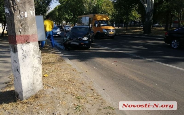 На Центральном проспекте автомобиль врезался в припаркованную иномарку Фото № 5 На Центральном проспекте автомобиль врезался в припаркованную иномарку Фото № 5