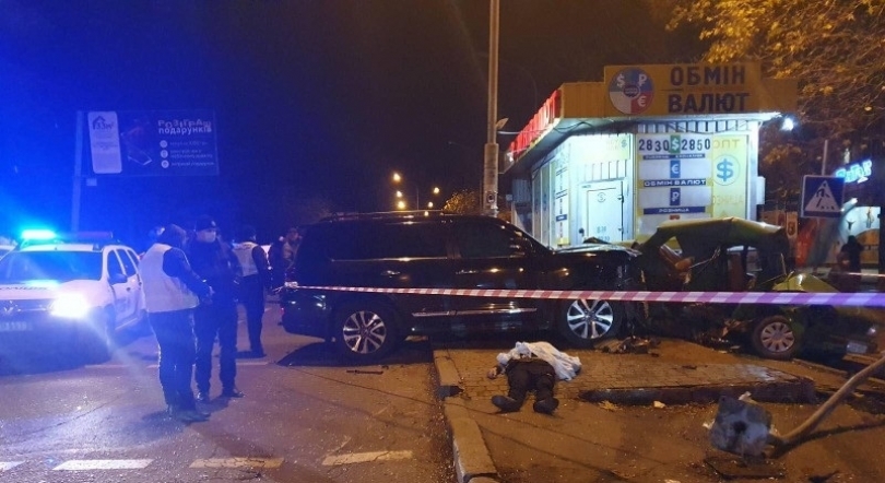 Жуткая авария в Николаеве, водитель влетел в остановку, один человек погиб Фото № 9 Жуткая авария в Николаеве, водитель влетел в остановку, один человек погиб Фото № 9