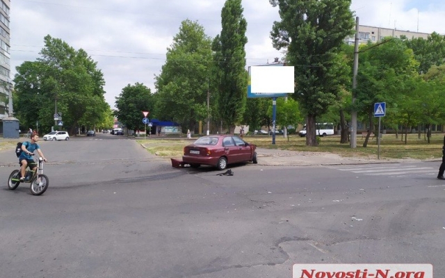 На Чкалова не смогли разминуться два автомобиля, обе машины разлетелись в разные стороны на пешеходные дорожки Фото № 5 На Чкалова не смогли разминуться два автомобиля, обе машины разлетелись в разные стороны на пешеходные дорожки Фото № 5