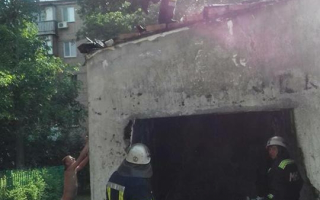 Из-за самовозгорания шифера на крыше неэксплуатируемого здания чуть не пострадали ребята на детской площадке Фото № 3 Из-за самовозгорания шифера на крыше неэксплуатируемого здания чуть не пострадали ребята на детской площадке Фото № 3