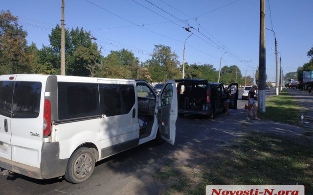 В Николаеве на Херсонском шоссе столкнулись два микроавтобуса Фото № 5 В Николаеве на Херсонском шоссе столкнулись два микроавтобуса Фото № 5