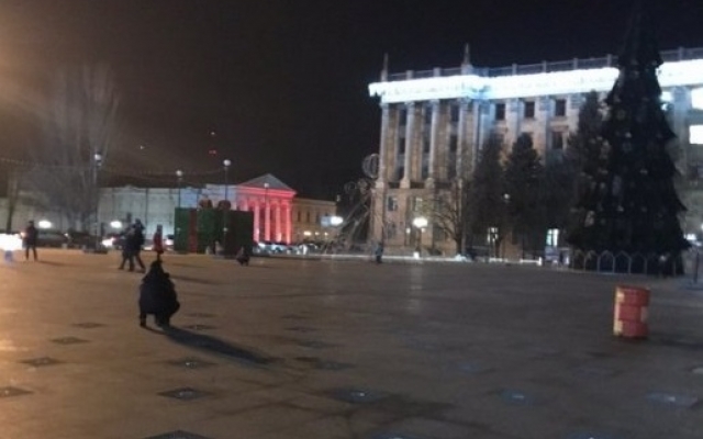 На Старый Новый год в Николаеве выключили елку перед горисполкомом Фото № 1 На Старый Новый год в Николаеве выключили елку перед горисполкомом Фото № 1