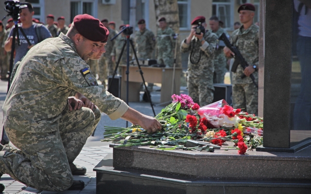 Жители Николаева почтили память павших десантников Фото № 39 Жители Николаева почтили память павших десантников Фото № 39