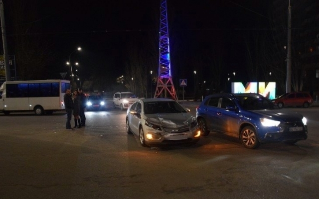 В центре Николаева столкнулись маршрутка и электрокар «Шевроле». ВИДЕО Фото № 0 В центре Николаева столкнулись маршрутка и электрокар «Шевроле». ВИДЕО Фото № 0