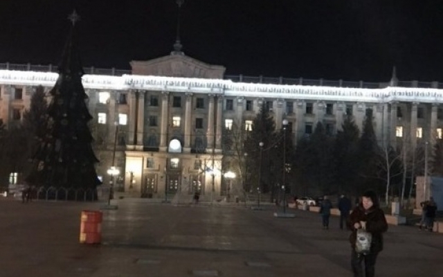 На Старый Новый год в Николаеве выключили елку перед горисполкомом Фото № 2 На Старый Новый год в Николаеве выключили елку перед горисполкомом Фото № 2