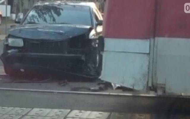 На Пограничной автомобиль врезался в трамвай Фото № 0 На Пограничной автомобиль врезался в трамвай Фото № 0
