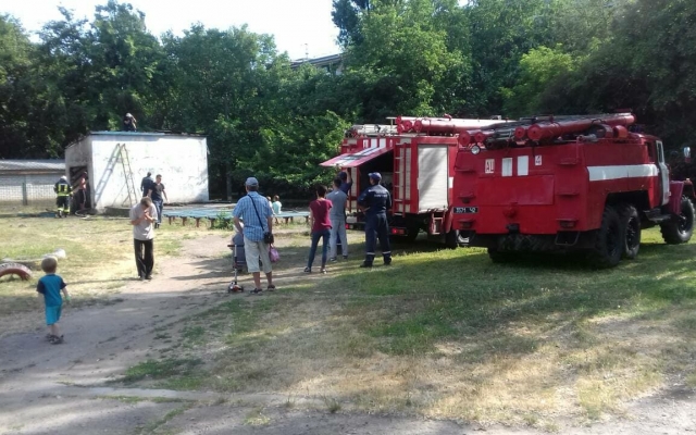 Из-за самовозгорания шифера на крыше неэксплуатируемого здания чуть не пострадали ребята на детской площадке Фото № 0 Из-за самовозгорания шифера на крыше неэксплуатируемого здания чуть не пострадали ребята на детской площадке Фото № 0