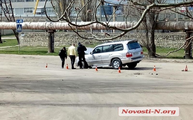 На Новозаводской на проезжей части внедорожник передним колесом попал в глубокую яму Фото № 1 На Новозаводской на проезжей части внедорожник передним колесом попал в глубокую яму Фото № 1