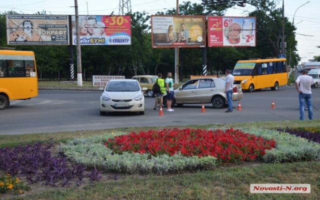 На Херсонском кольце в Николаеве произошло ДТП Фото № 4 На Херсонском кольце в Николаеве произошло ДТП Фото № 4