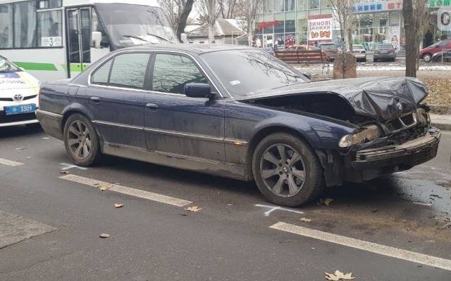 Возле Пушкинского кольца иномарка врезалась в микроавтобус, виновник ДТП оказался в розыске Фото № 2 Возле Пушкинского кольца иномарка врезалась в микроавтобус, виновник ДТП оказался в розыске Фото № 2