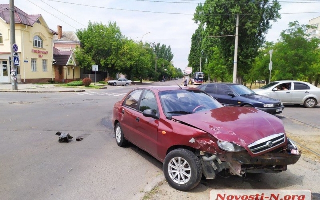 На Чкалова не смогли разминуться два автомобиля, обе машины разлетелись в разные стороны на пешеходные дорожки Фото № 0 На Чкалова не смогли разминуться два автомобиля, обе машины разлетелись в разные стороны на пешеходные дорожки Фото № 0