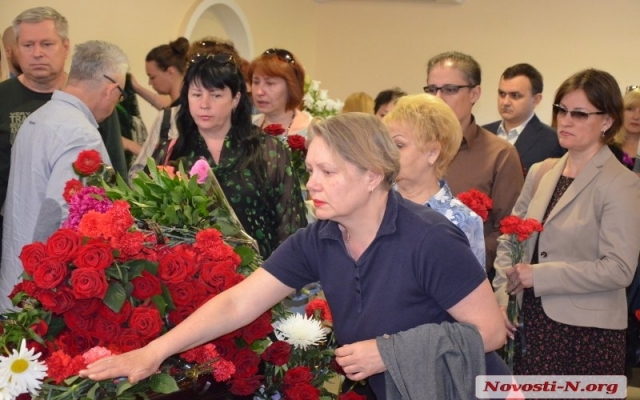 Жители Николаева простились с известным журналистом Игорем Похом Фото № 18 Жители Николаева простились с известным журналистом Игорем Похом Фото № 18