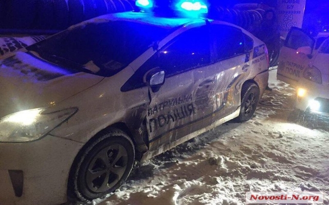 Ночная авария: внедорожник на заснеженной дороге врезался в автомобиль патрульной полиции Фото № 2 Ночная авария: внедорожник на заснеженной дороге врезался в автомобиль патрульной полиции Фото № 2