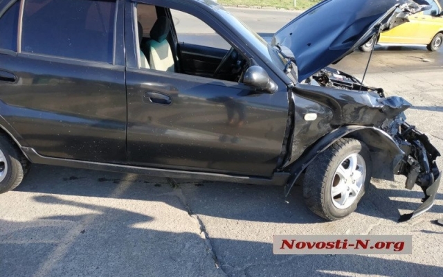 На Троицкой автомобиль без водителя выкатился с территории заправки и врезался в грузовик Фото № 3 На Троицкой автомобиль без водителя выкатился с территории заправки и врезался в грузовик Фото № 3