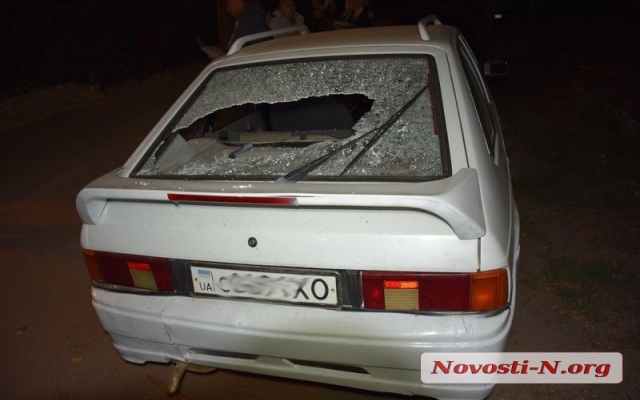 Житель Николаева на Террасной во дворе повредил два автомобиля и грузовик Фото № 0 Житель Николаева на Террасной во дворе повредил два автомобиля и грузовик Фото № 0